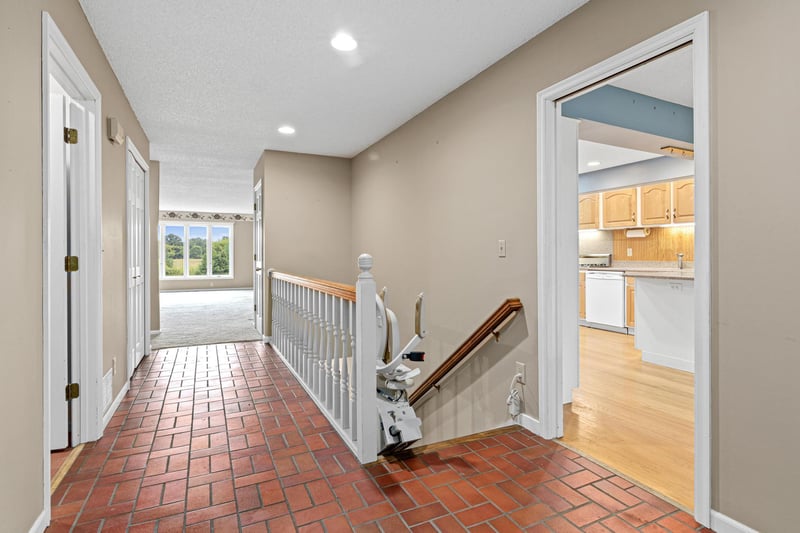 18 Anemone Cir, North Oaks, MN 55127