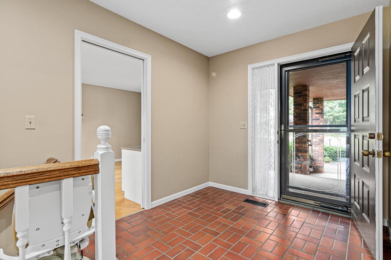 18 Anemone Cir, North Oaks, MN 55127