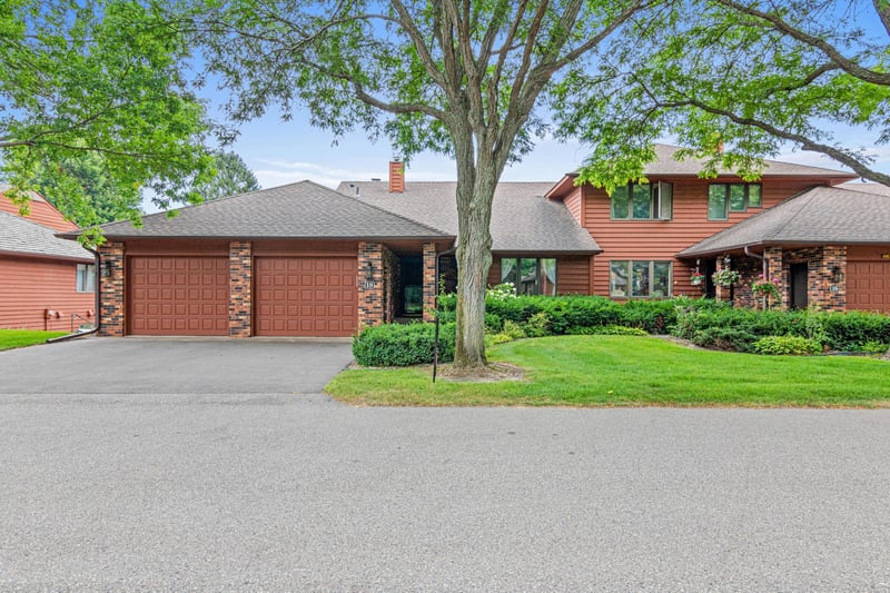 18 Anemone Cir, North Oaks, MN 55127