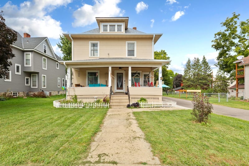 422 1st St NW, Faribault, MN 55021