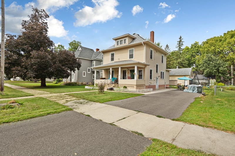 422 1st St NW, Faribault, MN 55021