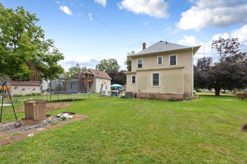 422 1st St NW, Faribault, MN 55021
