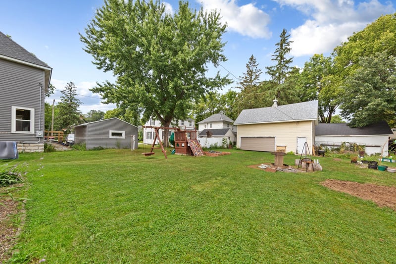 422 1st St NW, Faribault, MN 55021