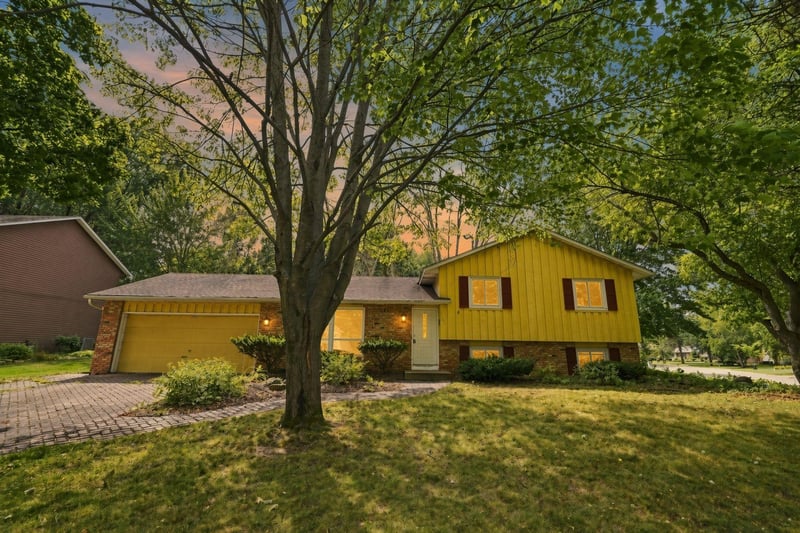 2527 Interlachen Dr, Stillwater, MN 55082