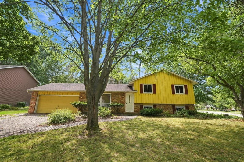 2527 Interlachen Dr, Stillwater, MN 55082