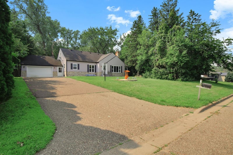 770 Viking Dr E, Maplewood, MN 55117