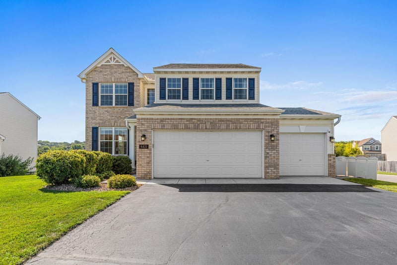 8421 Blazing Star Cir, Shakopee, MN 55379
