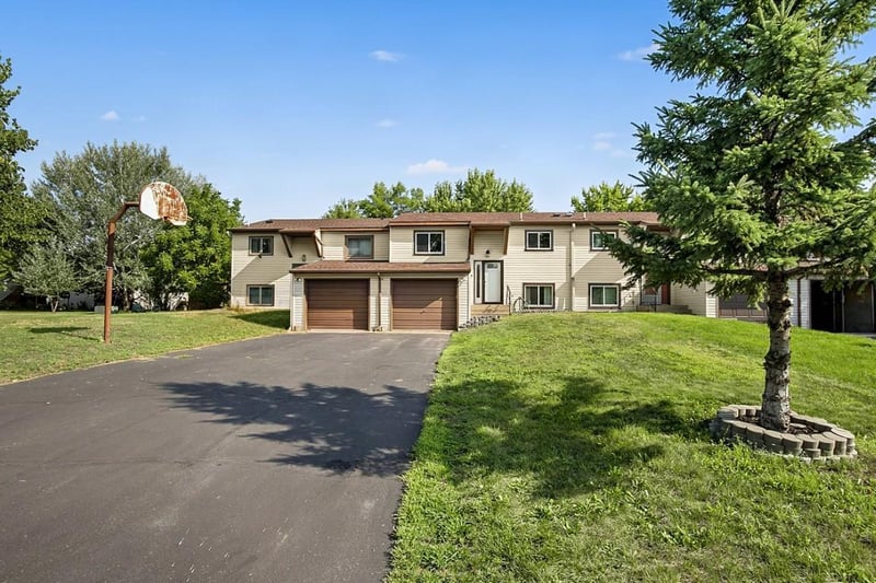 909 E Baker St, Saint Joseph, MN 56374