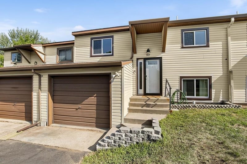 909 E Baker St, Saint Joseph, MN 56374