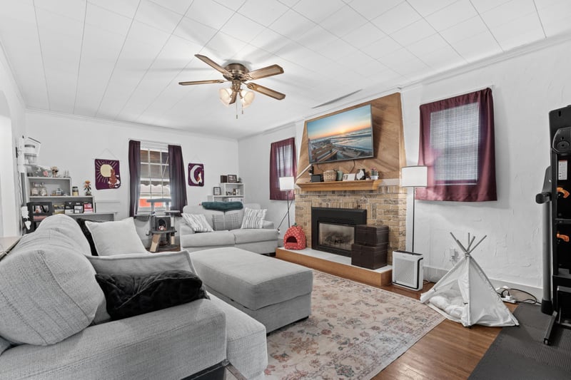 303 1st St SW, Austin, MN 55912
