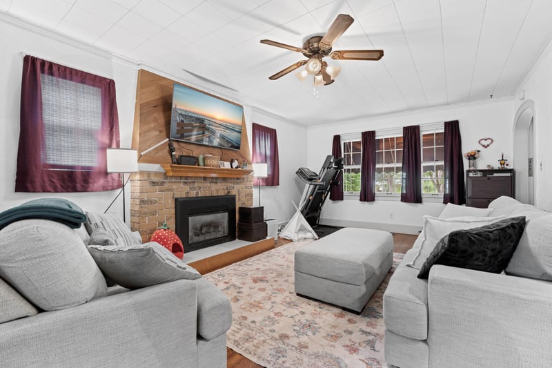 303 1st St SW, Austin, MN 55912