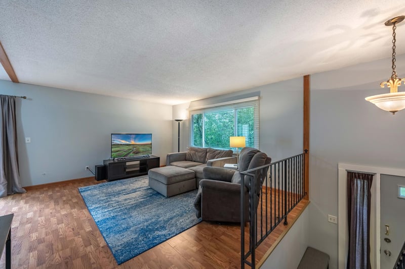 1303 W 140th St, Burnsville, MN 55337