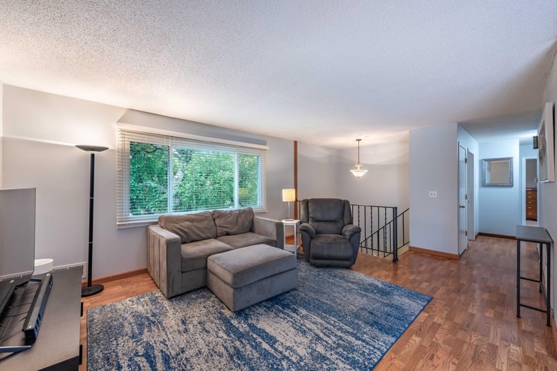 1303 W 140th St, Burnsville, MN 55337
