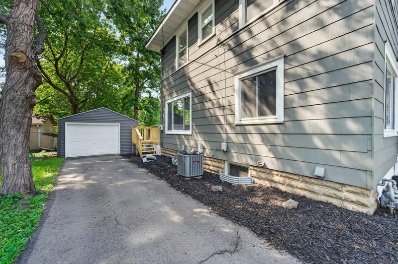 215 9th Ave NE, Rochester, MN 55906