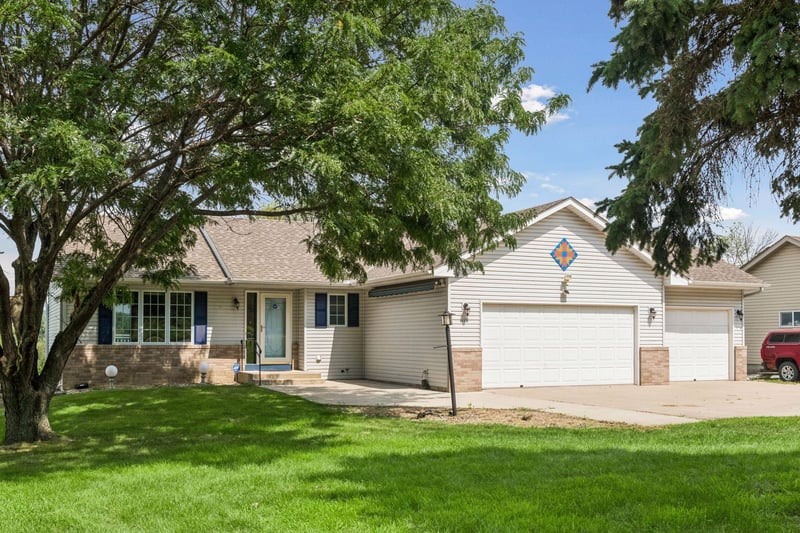 1118 W State St, Belle Plaine, MN 56011