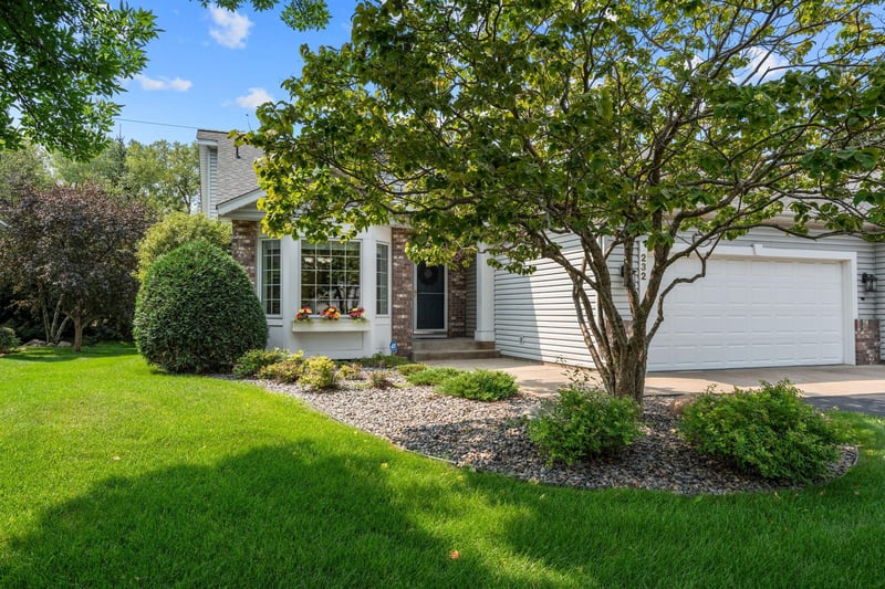232 Wildflower Ct, Vadnais Heights, MN 55127