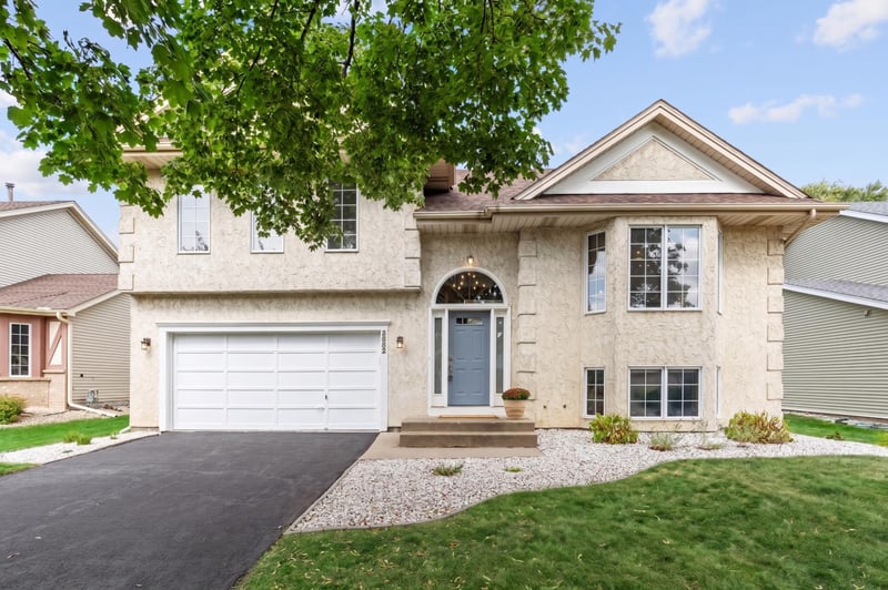 8632 Seasons Ct, Woodbury, MN 55125