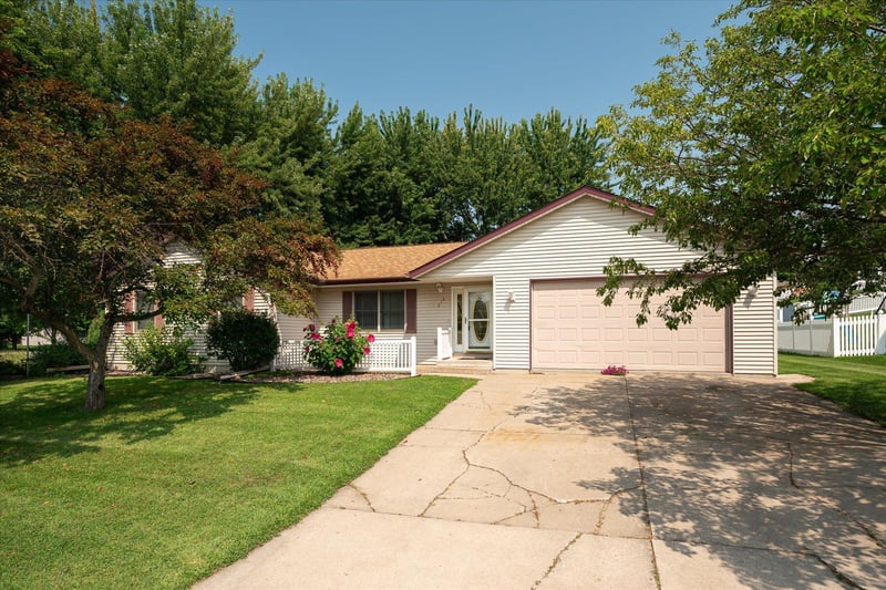 310 Haralson Ln, La Crescent, MN 55947