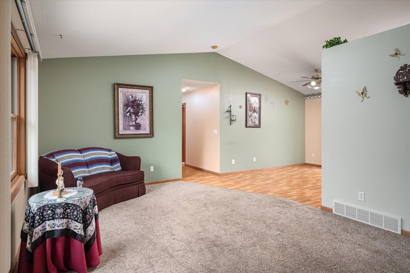 310 Haralson Ln, La Crescent, MN 55947