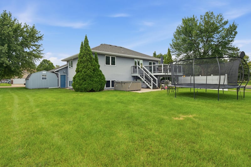 653 Grayhawk Dr, Mankato, MN 56001
