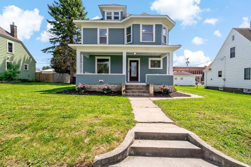 615 1st St, Kenyon, MN 55946