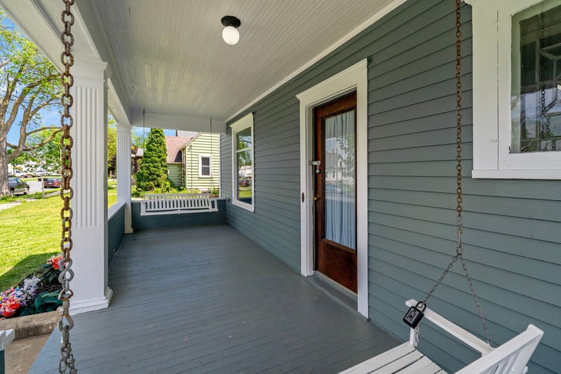 615 1st St, Kenyon, MN 55946