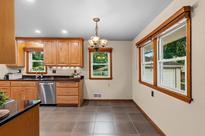 1843 Grant Rd, Arden Hills, MN 55112