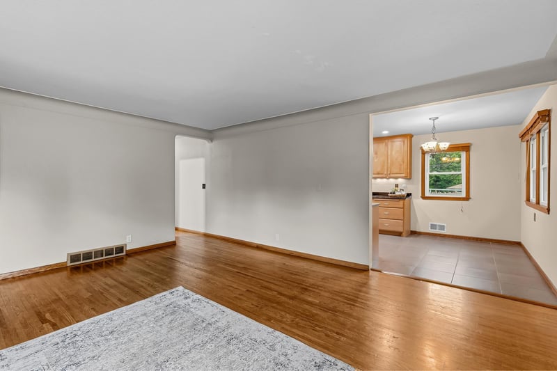1843 Grant Rd, Arden Hills, MN 55112