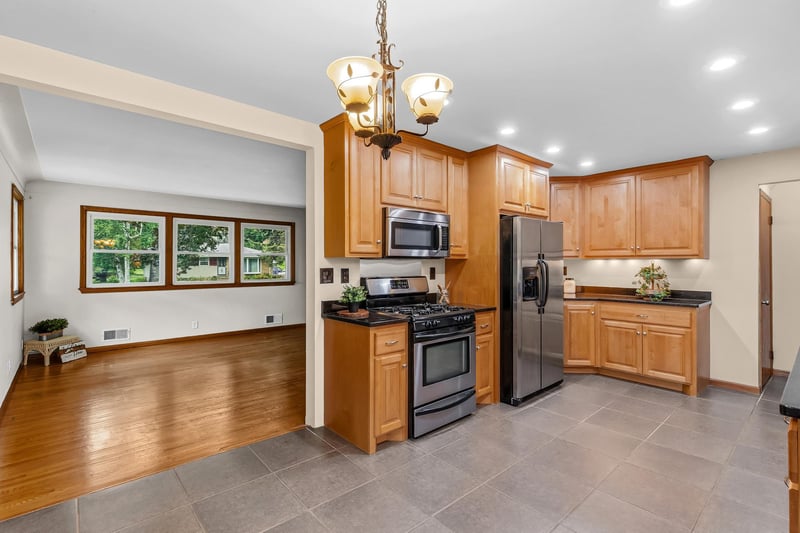 1843 Grant Rd, Arden Hills, MN 55112