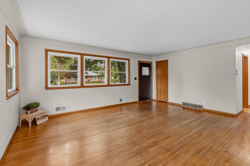 1843 Grant Rd, Arden Hills, MN 55112