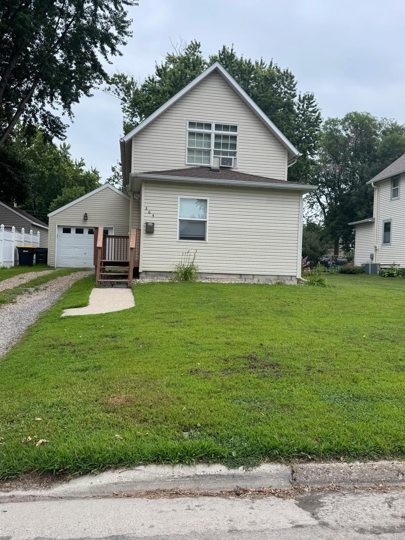 505 S 7th St, Olivia, MN 56277