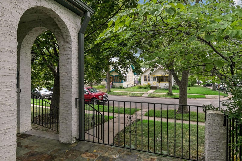 422 Brimhall St, Saint Paul, MN 55105
