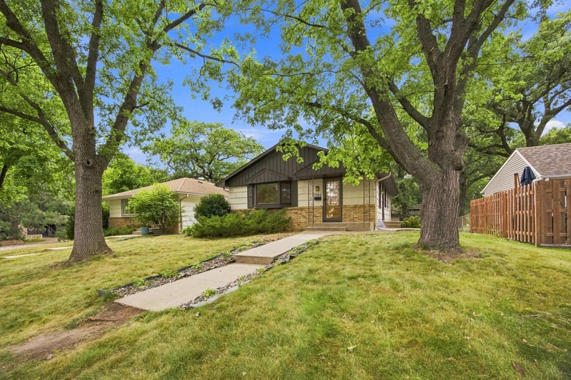 7720 Edgebrook Dr, Saint Louis Park, MN 55426