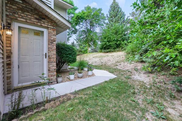 8777 Jasmine Ln, Eden Prairie, MN 55344