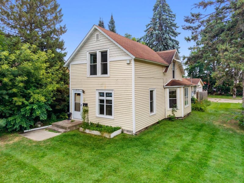 2174 8th St, White Bear Lake, MN 55110