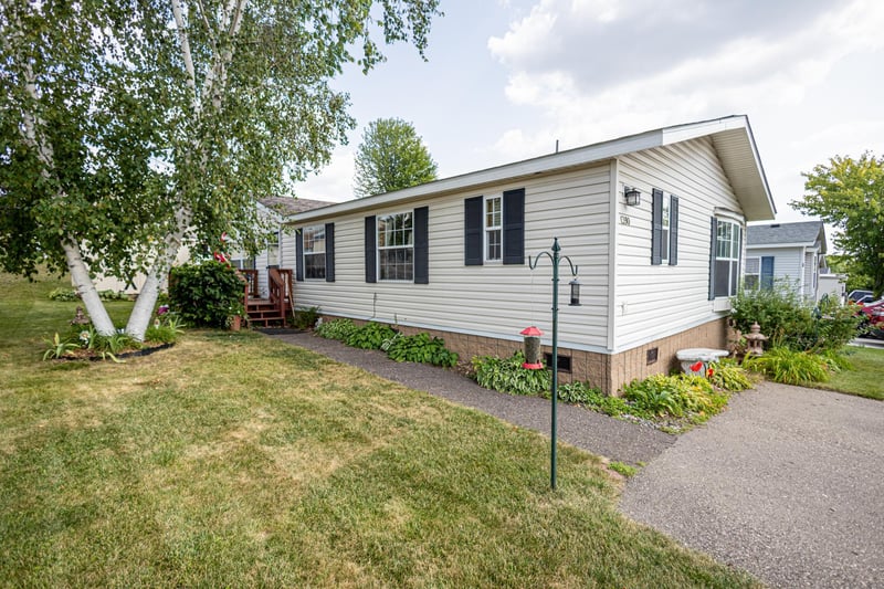 1390 Birchview Dr, Maplewood, MN 55119