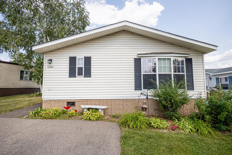 1390 Birchview Dr, Maplewood, MN 55119