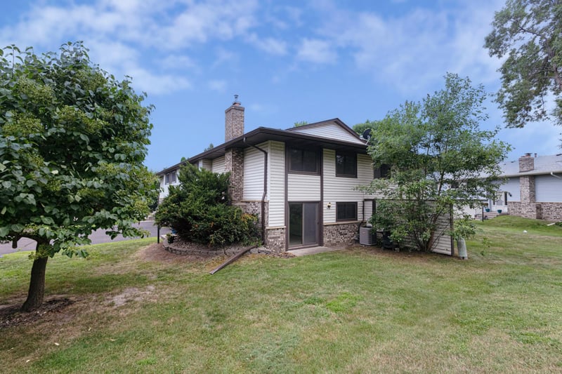 6570 Upper 35th St N, Oakdale, MN 55128