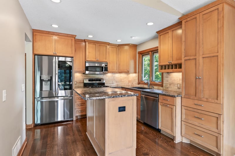 1945 Beaver Dam Ct, Eagan, MN 55122