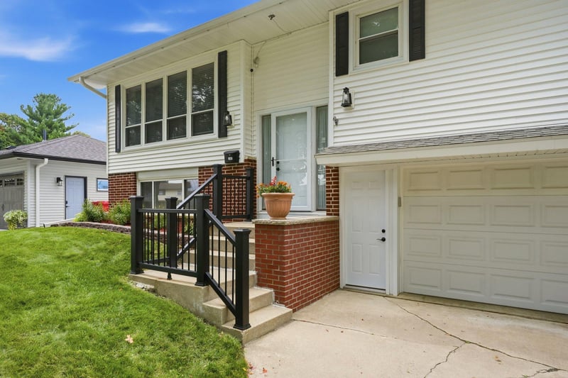 2307 17 1/2 St NW, Rochester, MN 55901