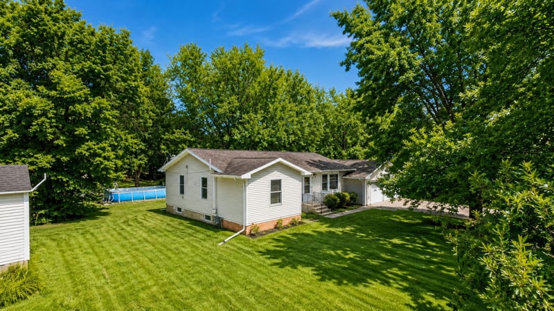 618 1st St N, Waterville, MN 56096