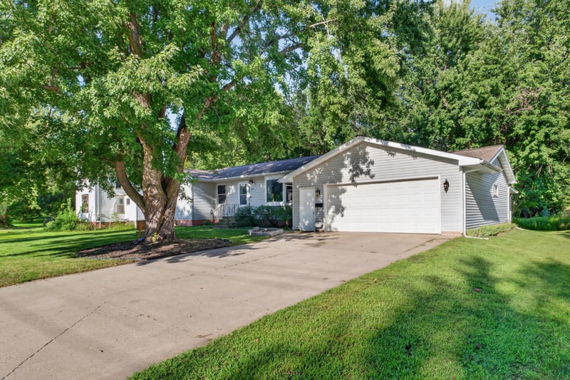 618 1st St N, Waterville, MN 56096
