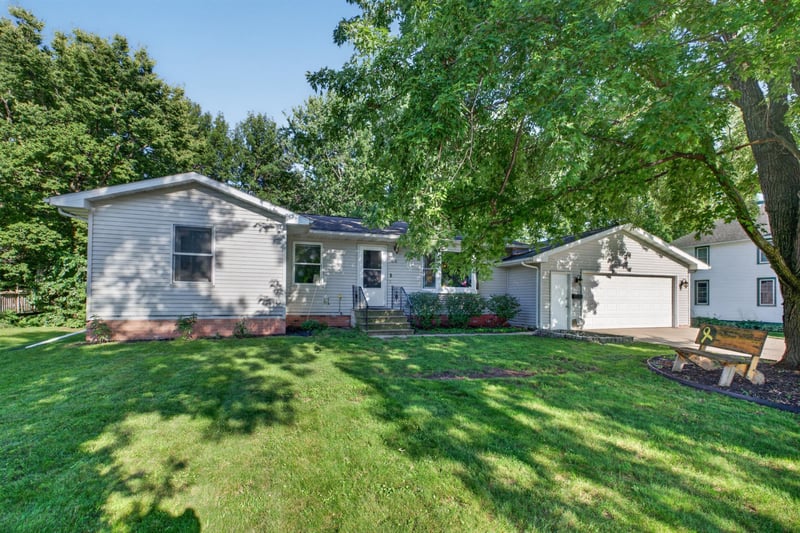 618 1st St N, Waterville, MN 56096