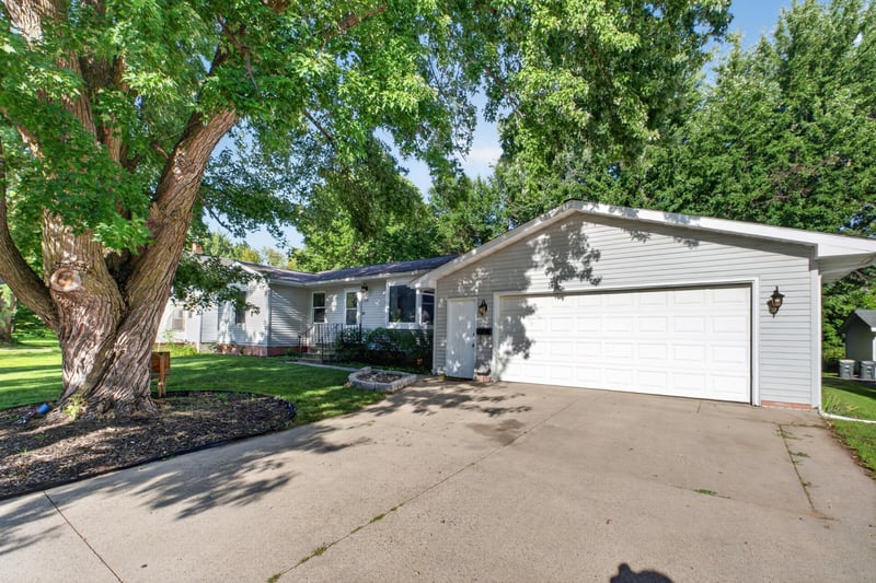 618 1st St N, Waterville, MN 56096
