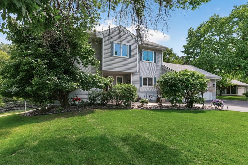 18425 Harrogate Dr, Eden Prairie, MN 55346