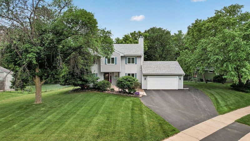 18425 Harrogate Dr, Eden Prairie, MN 55346
