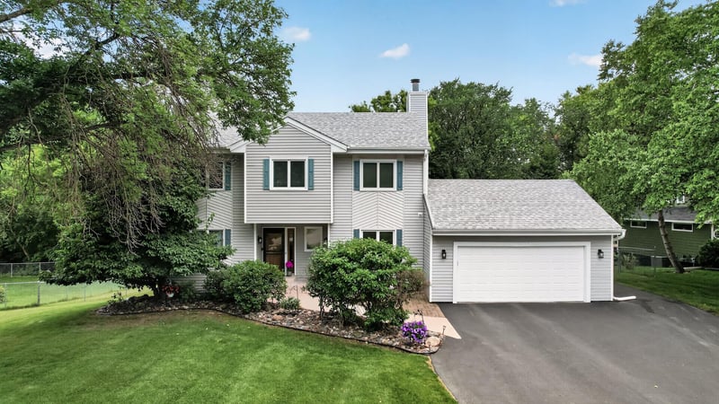 18425 Harrogate Dr, Eden Prairie, MN 55346