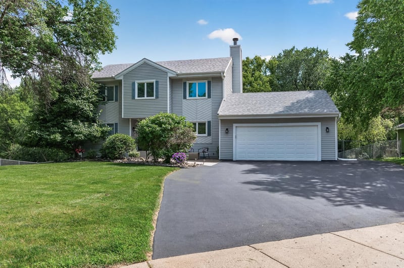 18425 Harrogate Dr, Eden Prairie, MN 55346