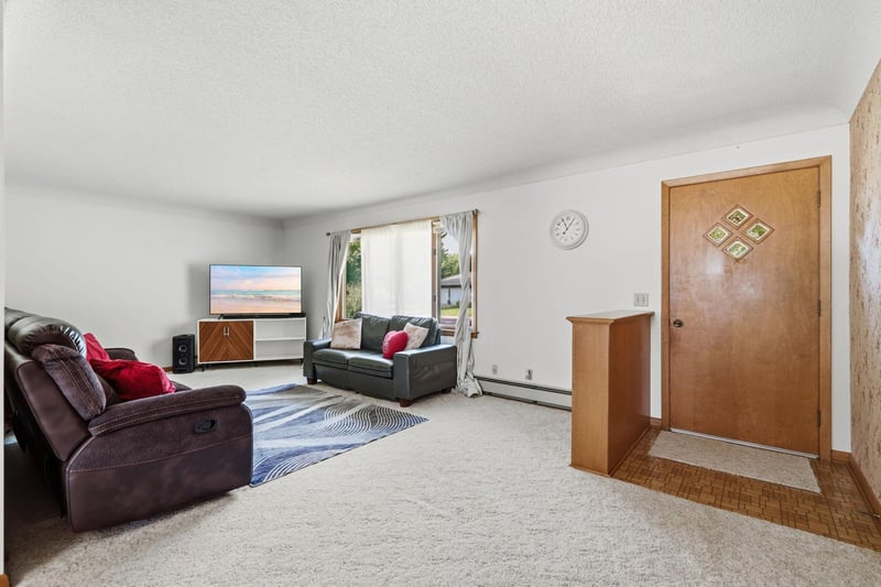 807 N Renville St, Winthrop, MN 55396