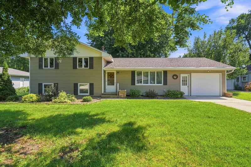 807 N Renville St, Winthrop, MN 55396